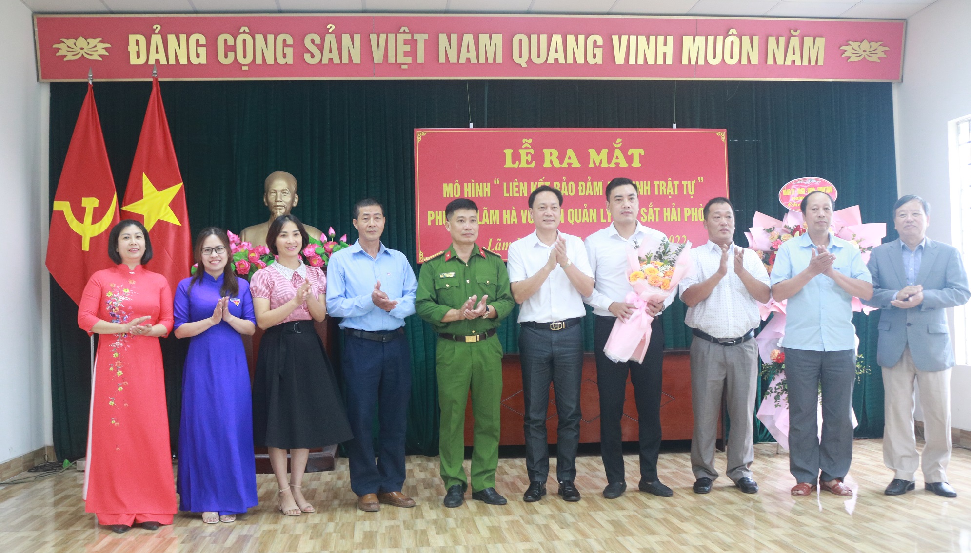 Ra mắt mô hình “Liên kết bảo đảm an ninh trật tự” phường Lãm Hà với Ban Quản lý Chợ Sắt